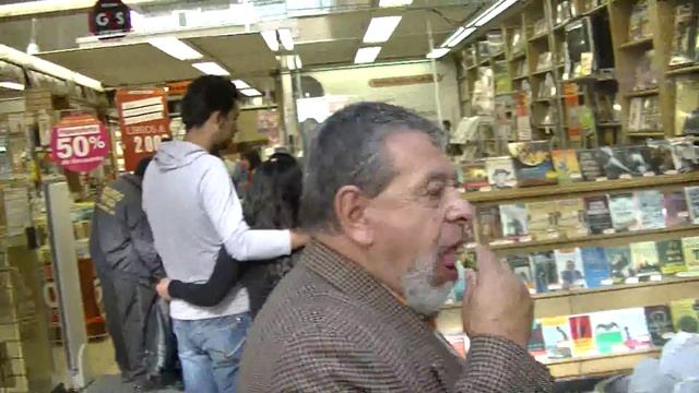 Cuqui buying and eating mamoncillos on the street in old Bogota. смотреть онлайн