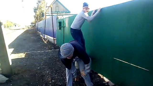 Братья Атом, Самрэй, Банана и Тренер, упражнения на трубе смотреть онлайн