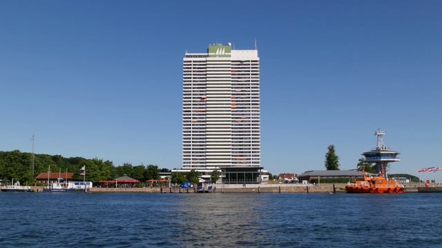 Travemünde: Trave, Hotel "Maritim" (119m), Lotsenturm (Pilot Tower) - 4K Video Picture смотреть онлайн