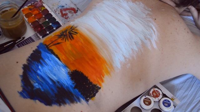 BODY ART / РИСУЮ НА СПИНЕ У ПАРНЯ смотреть онлайн
