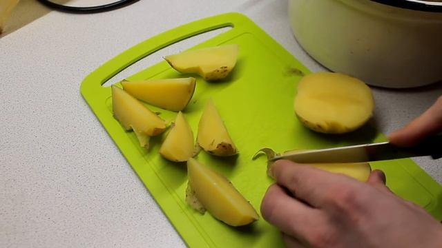 ХРУСТЯЩАЯ СНАРУЖИ И НЕЖНАЯ ВНУТРИ КАРТОШКА ПО-ДЕРЕВЕНСКИ смотреть онлайн