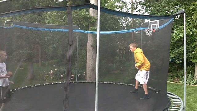 1v1 Basketball Game on a Trampoline смотреть онлайн
