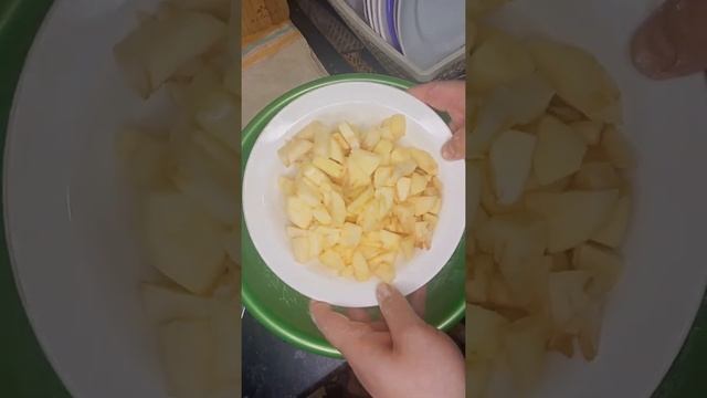 Рецепт - Яблочный пирог на сметане - Просто и быстро - Очень нежный и вкусный смотреть онлайн