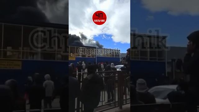 ❗️Пожар в Горячеводске. Горит металлический бокс на площади 2000кв.м смотреть онлайн