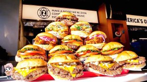 Это искусство! Удивительный процесс приготовления 4 видов бургеров (мясо, курица и креветки)