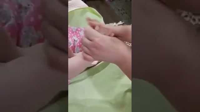 Массаж младенцу - Когда поджимает пальчики на ногах смотреть онлайн