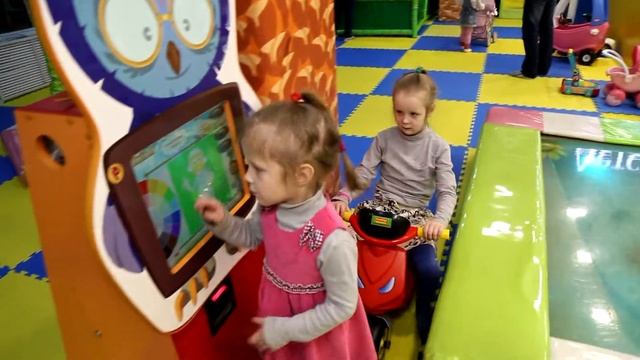 Принцесса Алёна и принцесса Диана в детском городке смотреть онлайн
