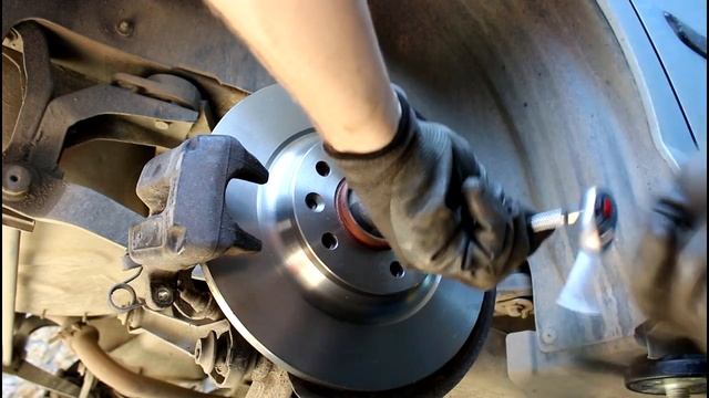 Peugeot 407 1,8 Пежо 407 2005 года Замена задних тормозных дисков и колодок.mp4 смотреть онлайн