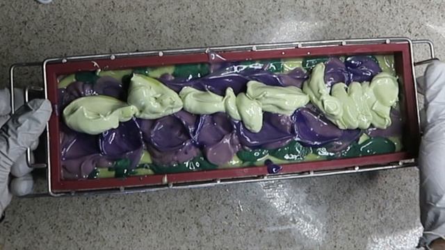 Making Spruceberry Holiday Soap- A few more twists to the concentric pour смотреть онлайн
