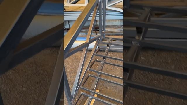 Лестница с перилами для террасы из профильной трубы на тройном косоуре смотреть онлайн