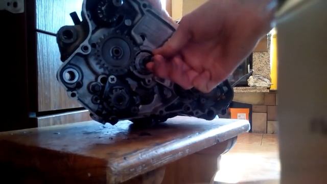 Suzuki RM 80 1991 luz na wałku skrzyni i wale korbowym . смотреть онлайн