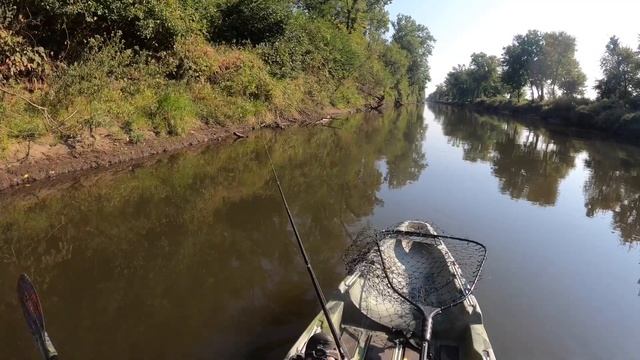 Kayak fishing the Kankakee river near English lake Indiana. смотреть онлайн