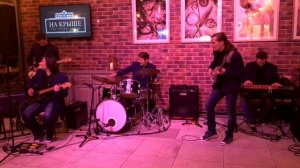 В каморке, что за актовым залом...