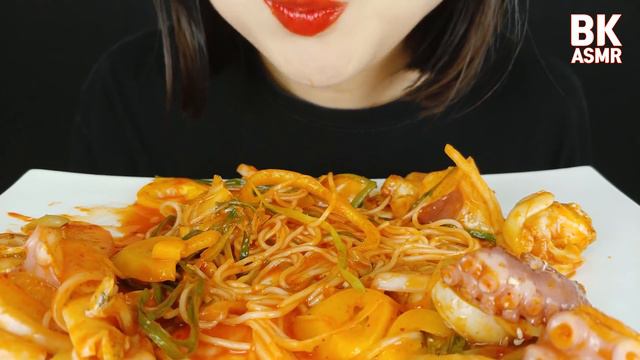 ASMR SEAFOOD SPICY OCTOPUS + SEA SNAIL 매콤달콤새콤한 골뱅이 문어 소면 무침(EATING SOUNDS)MUKBANG смотреть онлайн
