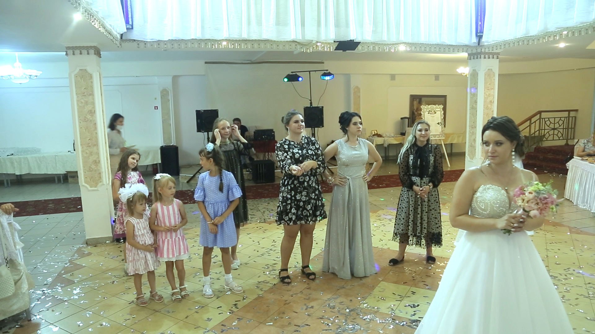 Невеста на свадьбе бросает букет незамужним девушкам смотреть онлайн