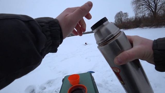"ГИГАНТСКИЙ" ОКУНЬ НА БАЛАНСИР. ЩУКИ НЕ ЛЕЗУТ В ЛУНКИ. РЫБАЛКА НА ЖЕРЛИЦЫ ЗИМОЙ 2024. смотреть онлайн