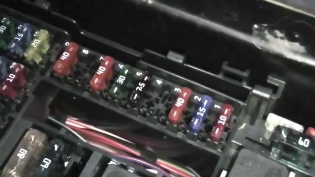 How TO: Mercedes Audio 10 Stereo Fuse Replacment & Checks смотреть онлайн