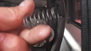 Нива шеви. Заклинил замок задней спинки сидения.Разборка