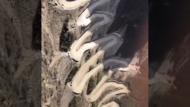 Дорога с 24 зигзагообразными изгибами на юго-западе Китая в провинции Гуйчжоу. смотреть онлайн