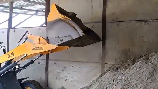 Фронтальный погрузчик Yigong ZL30 смотреть онлайн