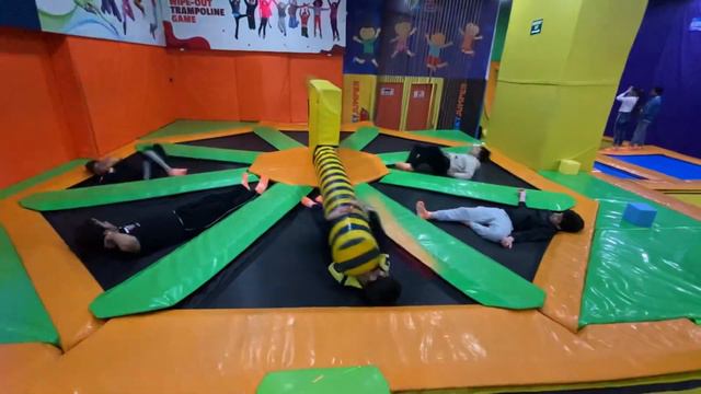 Trempoline vlog/birthday package/family friends kids outing/fun/games смотреть онлайн