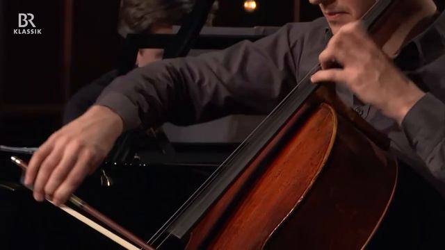 BR Klassik - Variations on a Theme by Rossini (B. Martinů) | Wassily & Nicolai Gerassimez смотреть онлайн