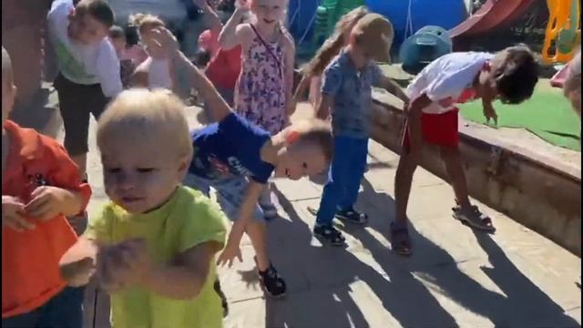 Позитивия 05 08 2020 Бодрящая утренняя гимнастика на свежем воздухе воспитатель Асия Дюсупова смотреть онлайн