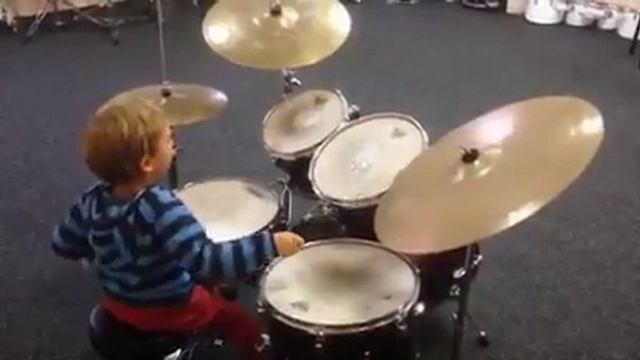 Маленький ударник - большая звездочка - Даниил Вавренюк .Ему 4 года! смотреть онлайн