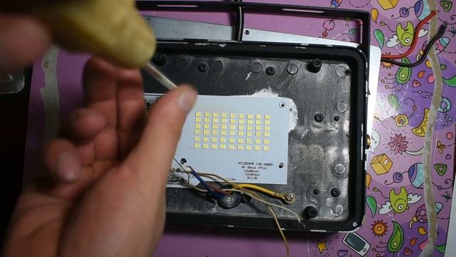 Как вскрыть не разборный LED ПРОЖЕКТОР с вклеенным стеклом, для последующего РЕМОНТА. смотреть онлайн
