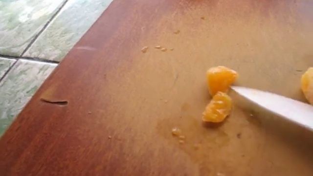 кошка ест мандарин | cat eats mandarin orange смотреть онлайн