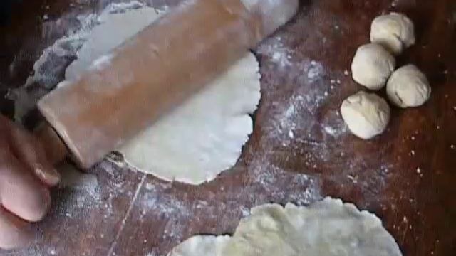 Домашняя лапша - раскатываем тесто смотреть онлайн
