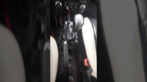 Снимаем центральную консоль между сидений  Шевроле Круз