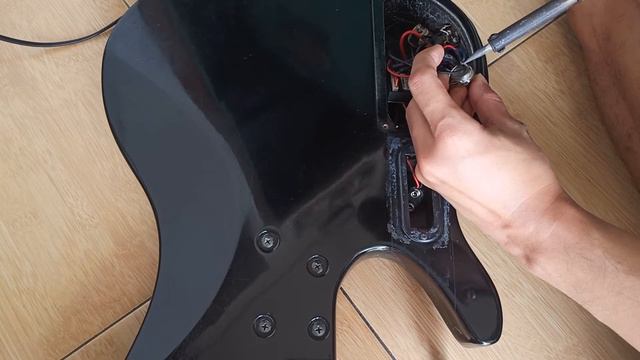 Replacing a Volume Pot in a Washburn Bass | 2 Band Active Bass Equalizer Preamp Circuit Pickup смотреть онлайн