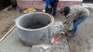 Площадка вокруг колодца (отмостка из тротуарных плит).