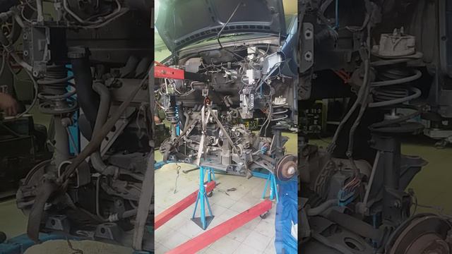 Smontare motore Mercedes classe A. смотреть онлайн
