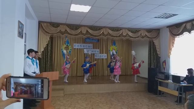 Мой коллектив ЮНОСТЬ (младшая группа), танец с домбрами. смотреть онлайн