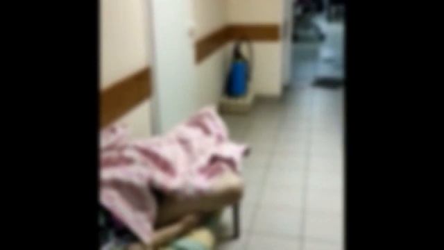 Ковидные больные лежат в коридорах больницы смотреть онлайн