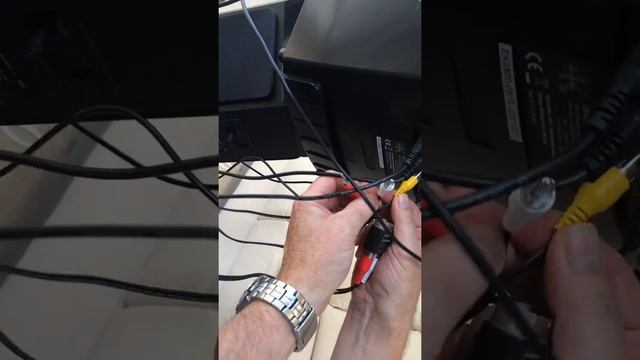 Connecting the Easy Karaoke unit to a TV screen смотреть онлайн