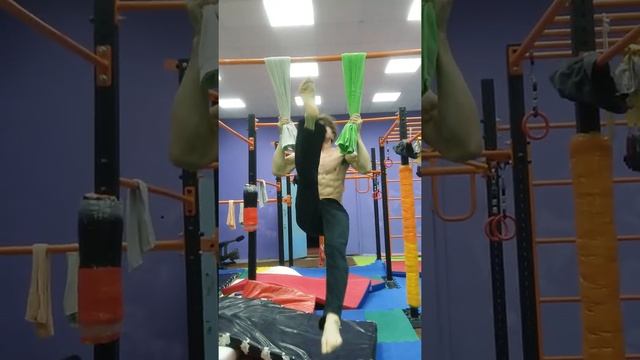 НеОбычные ПодТягивания на ПереКладине с Полотенцами в Зале ФВСА. СКК "Вместе" смотреть онлайн