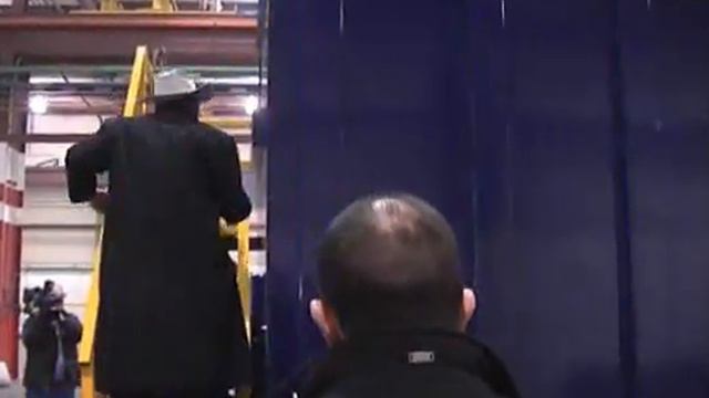 News report on Secretary of Interior Ken Salazar visiting MAC Trailer. смотреть онлайн