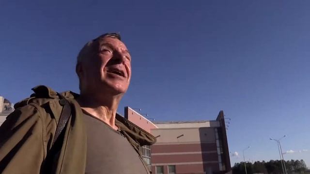 Андрей Ургант поздравляет жителей Васильевского острова с юбилеем. смотреть онлайн
