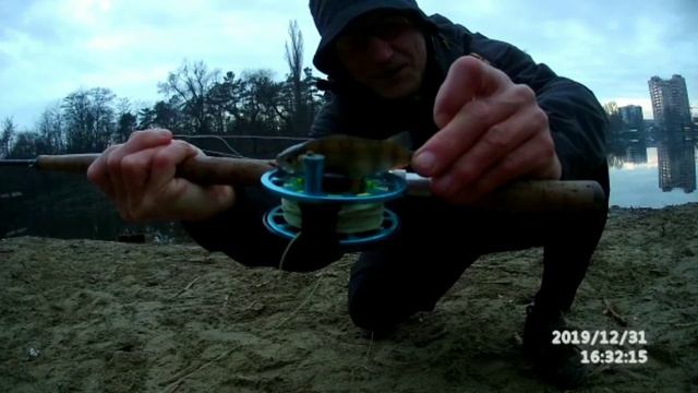 С Наступающим! Последний пойманный и отпущенный окунь в 2019 году! смотреть онлайн