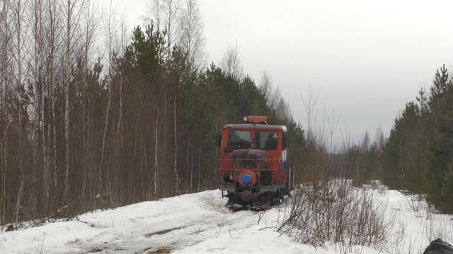 ЭСУ2А-607 пробивается к полевой базе. УЖД Пельгорского т/пр смотреть онлайн