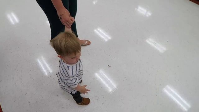 BABY'S REACTION TO DAD IN HALLOWEEN COSTUME! смотреть онлайн