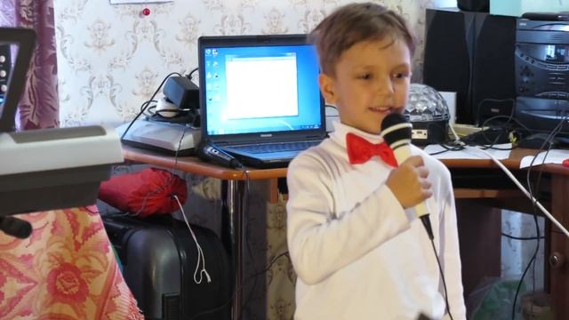 Богдан читает стих "Ходит наша бабушка" смотреть онлайн