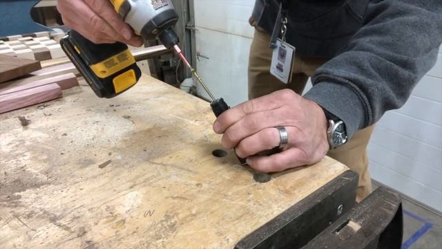How to remove a stuck battery in a flashlight смотреть онлайн