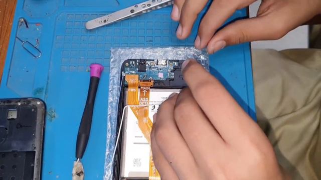 Замена экрана Samsung Galaxy A20 Screen +Touch Screen Digitizer Replacement смотреть онлайн