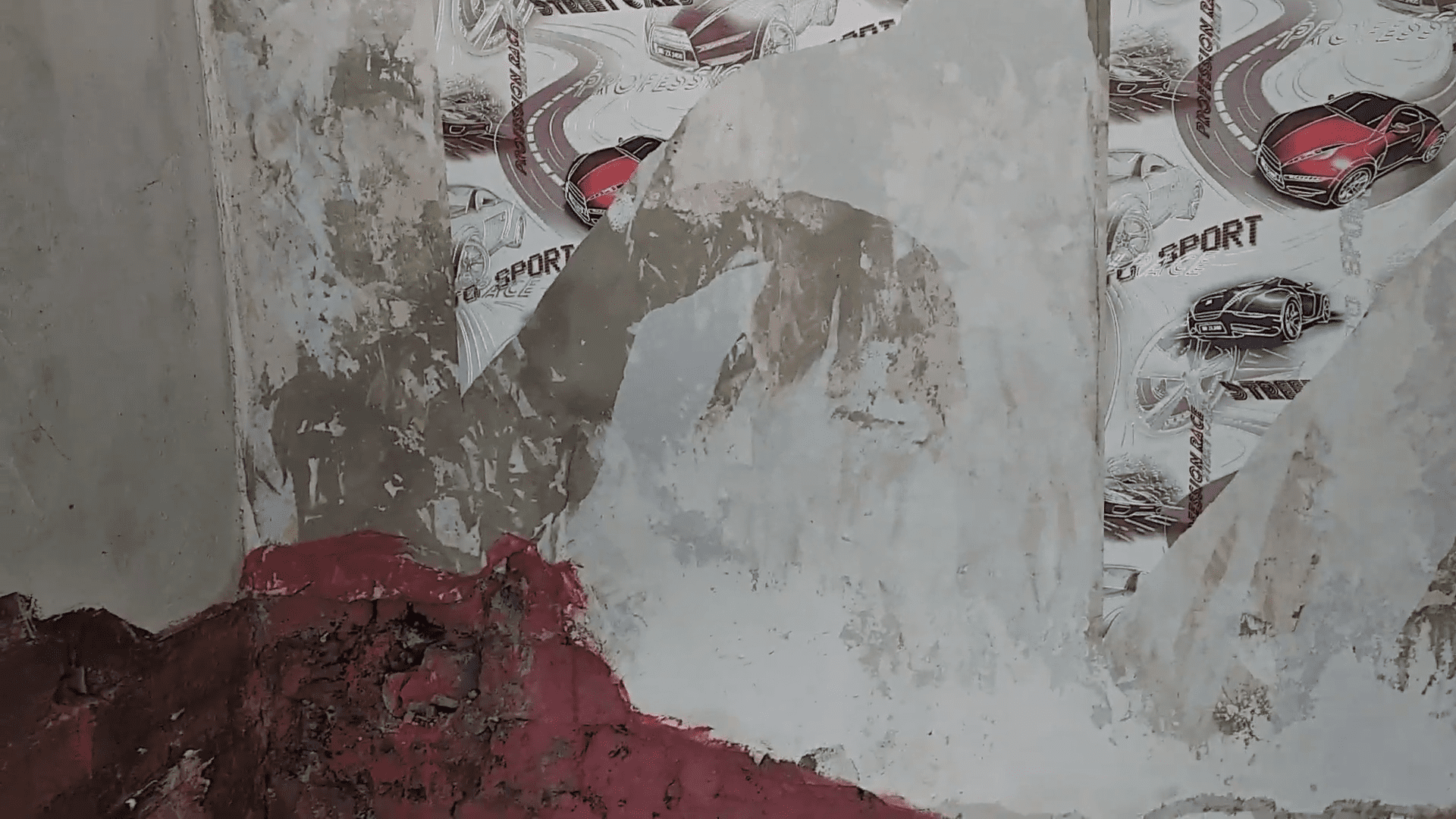 Подготовил стены к штукатурке в саманном доме