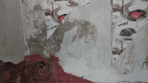 Подготовил стены к штукатурке в саманном доме