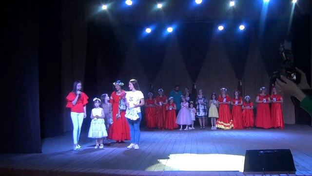 Почетные гости концерта "11 ЛЕТ В МИРЕ ТАНЦА" - Ксения Лисицына - Лидер компании ESSENS смотреть онлайн